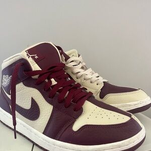 WMNS AIR JORDAN 1 MID SE. Size 9.5 only worn a few times